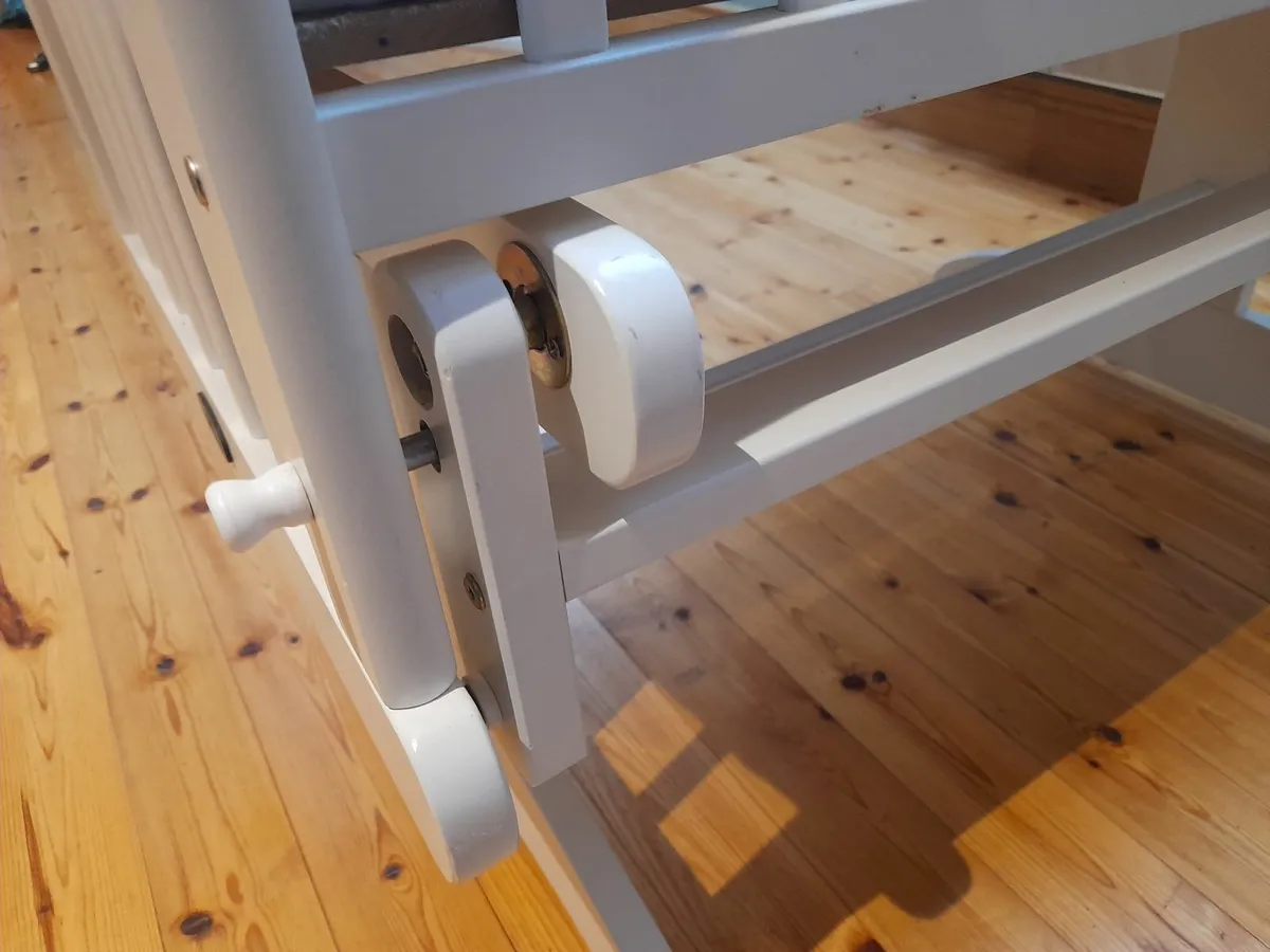 Babylo Rocking Crib with Mattress & Sheet – €25 - Image 3