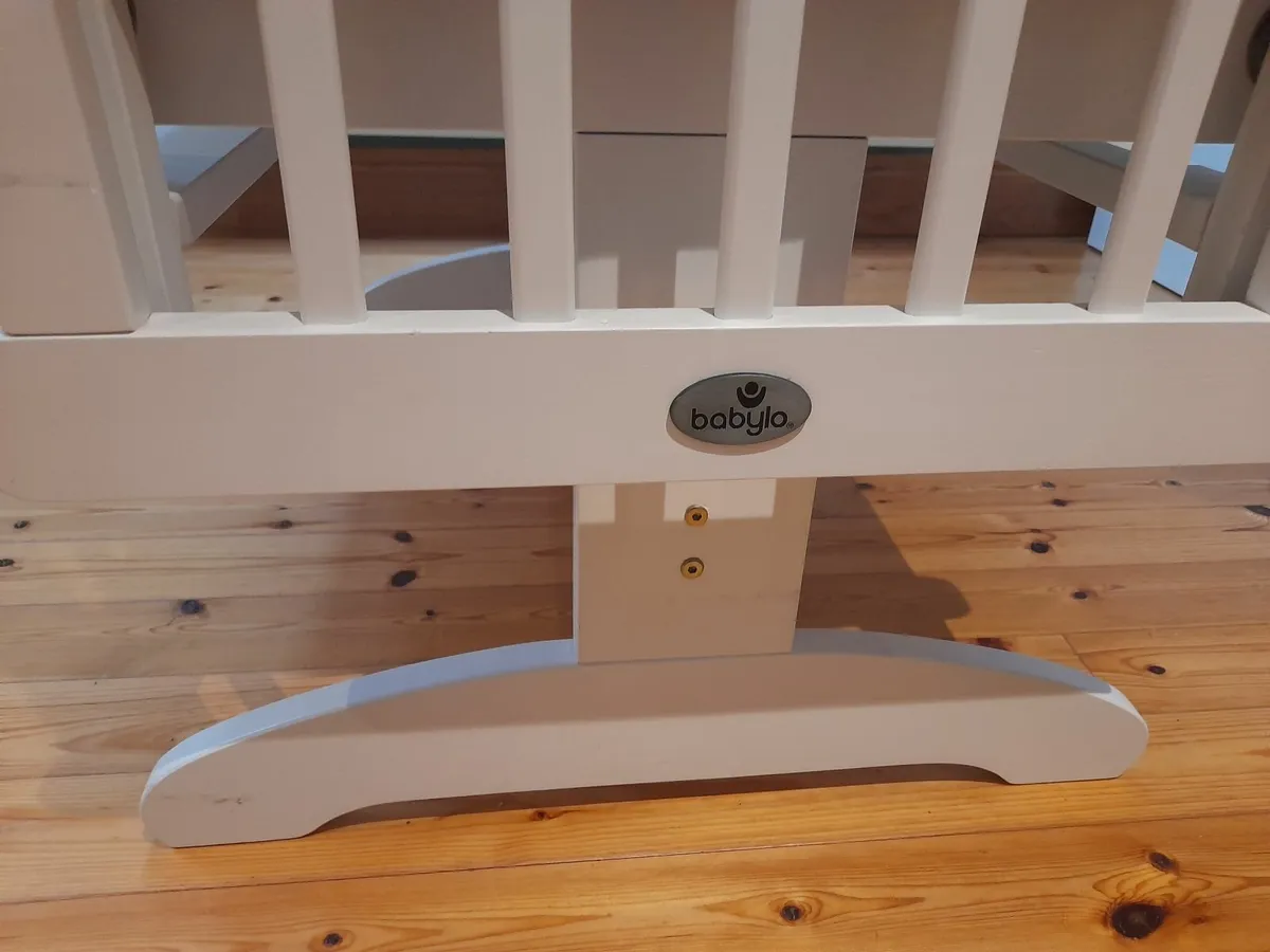 Babylo Rocking Crib with Mattress & Sheet – €25 - Image 4