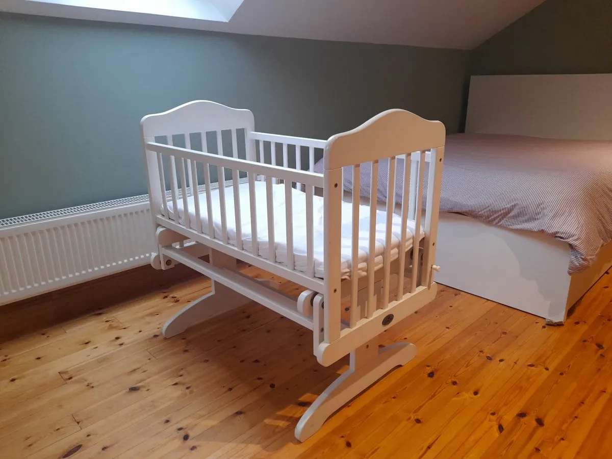 Babylo Rocking Crib with Mattress & Sheet – €25 - Image 1