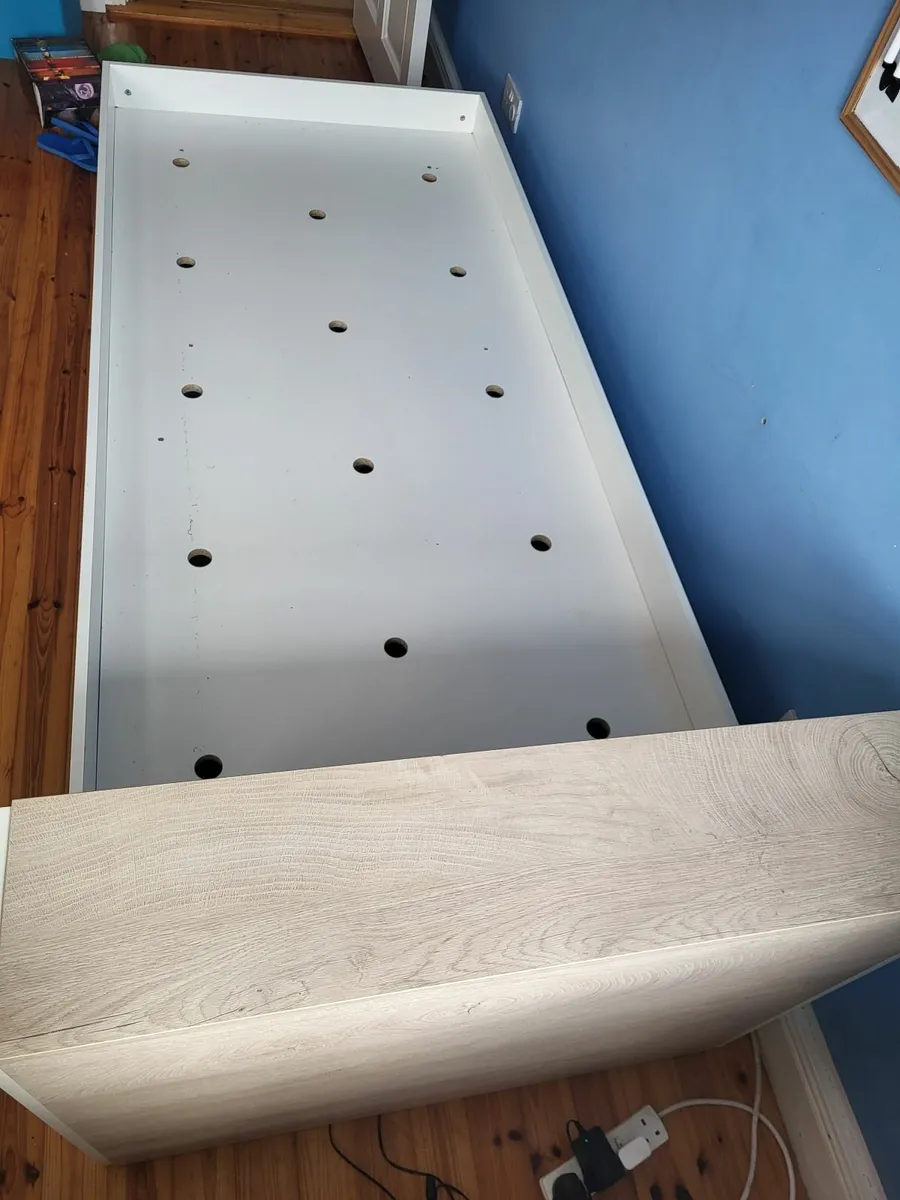 Single bed with ample storage - Image 4