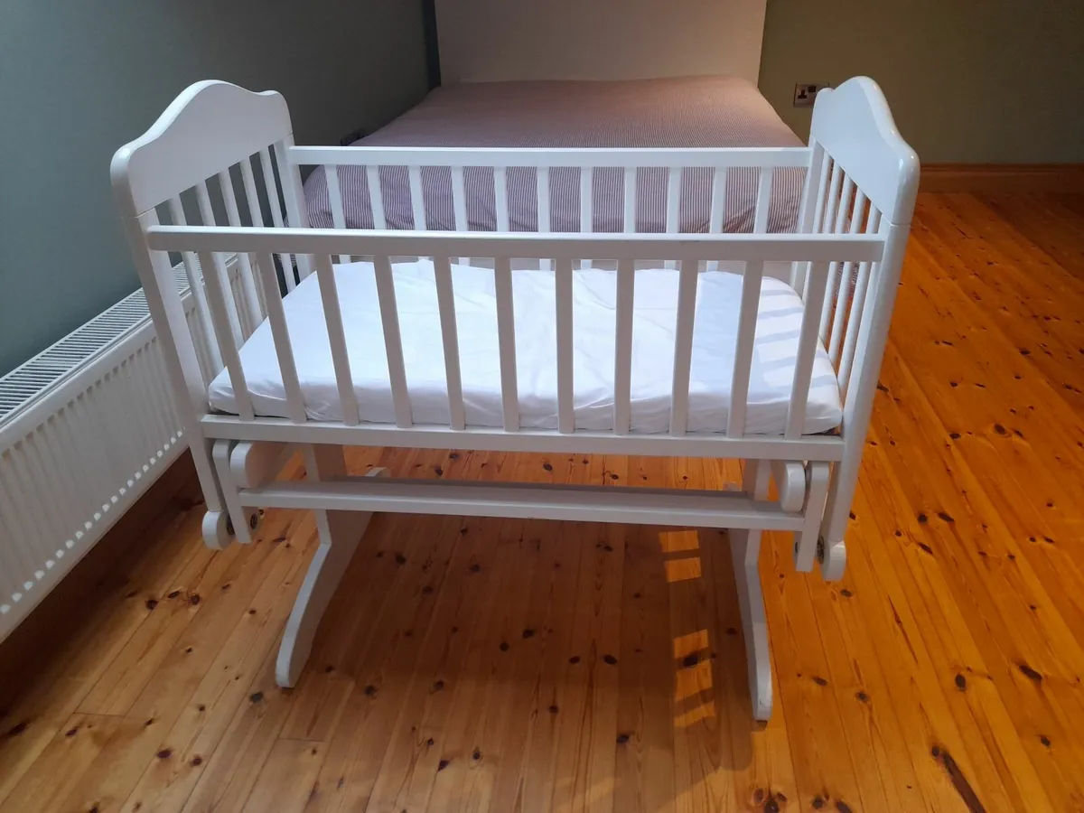 Babylo Rocking Crib with Mattress & Sheet – €25 - Image 2