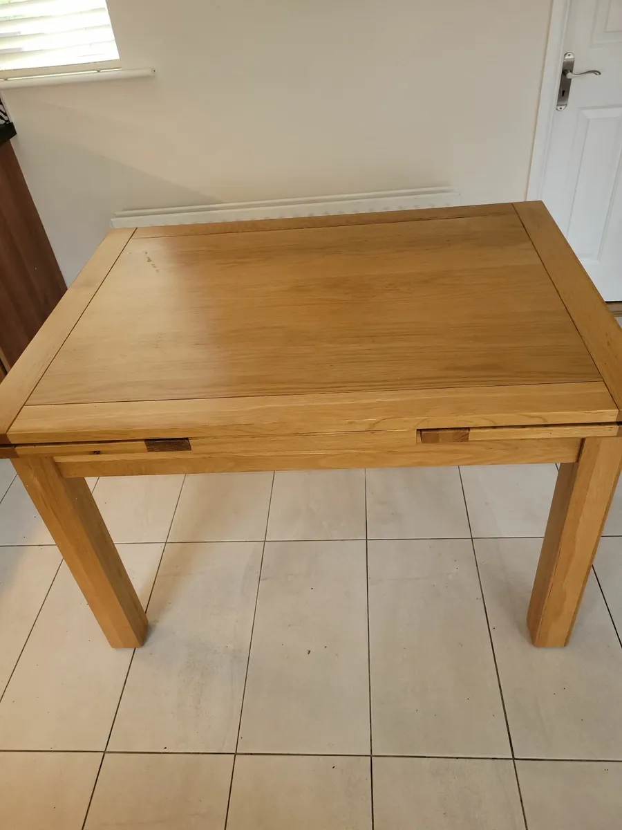 Extendable oak dining table - Image 1