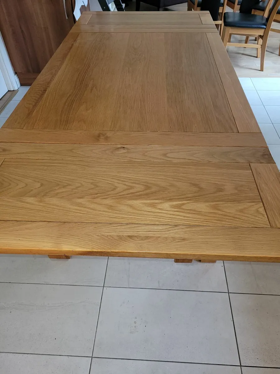 Extendable oak dining table - Image 3
