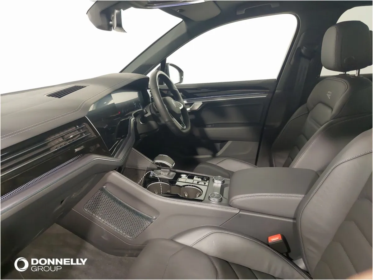 Volkswagen Touareg Diesel Estate Black Edition - Image 2