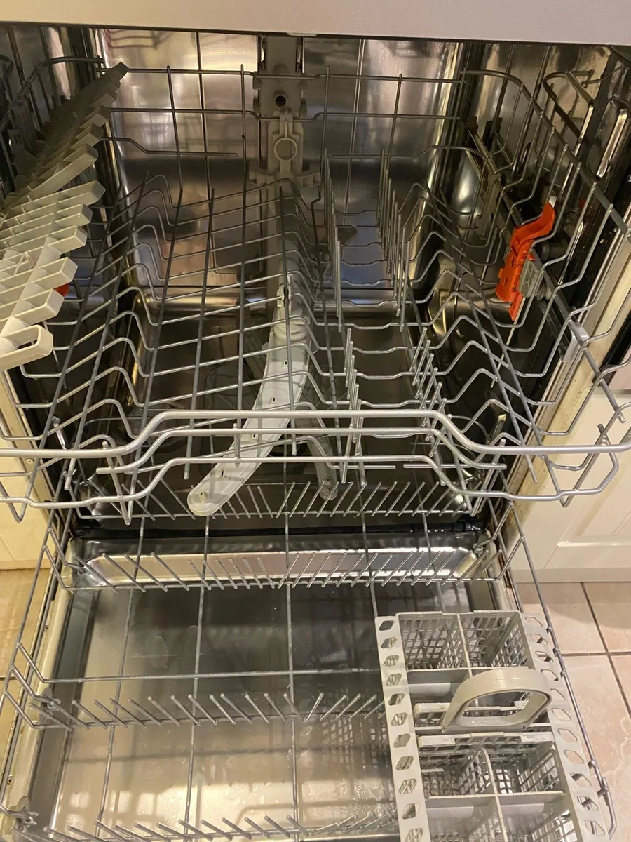 Hotpoint Dishwasher - Image 3
