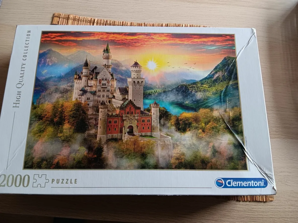 Ravensburger 2000 piece jigsaw with rollable jigsa - Image 3