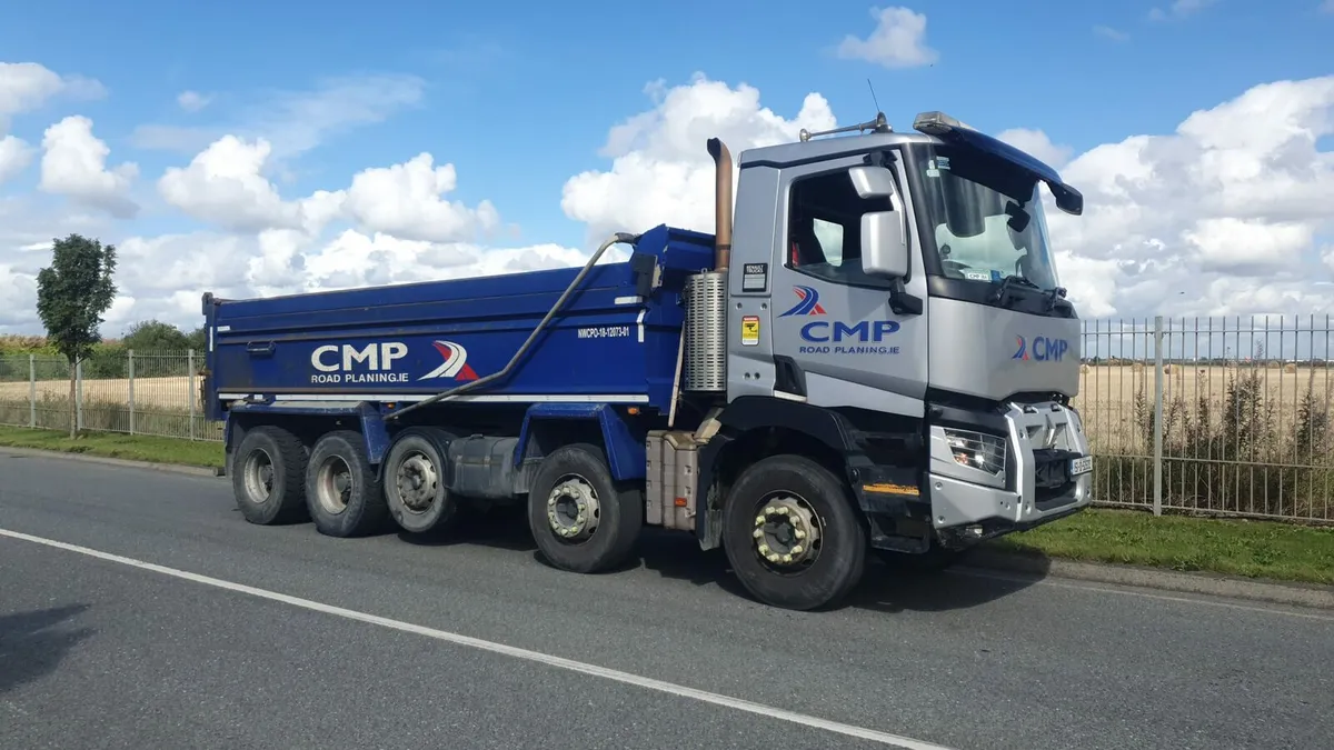 Renault Tipper 10x4 - Image 2