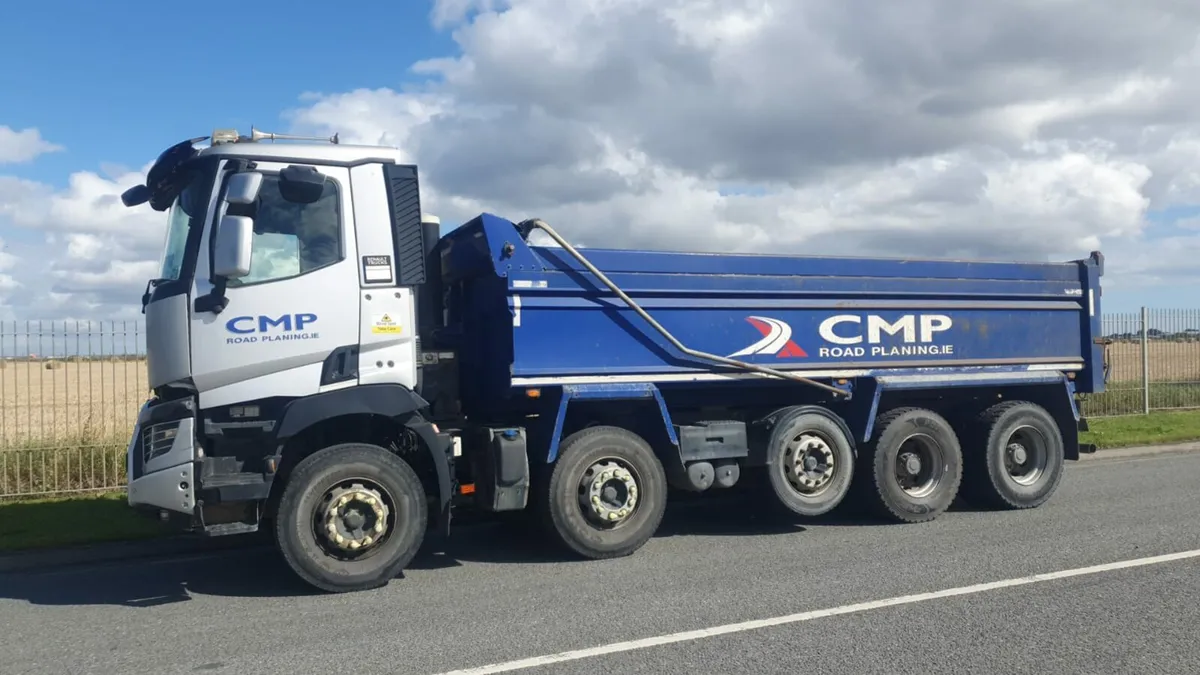 Renault Tipper 10x4 - Image 3
