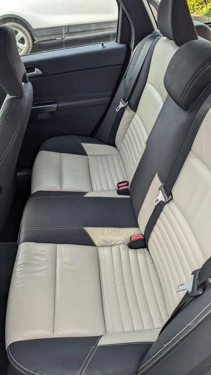 Volvo V50 2011 - Image 2