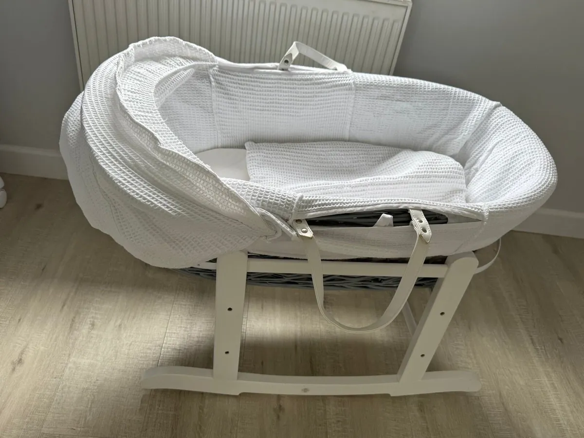 Moses Basket in excellent condition - Image 1
