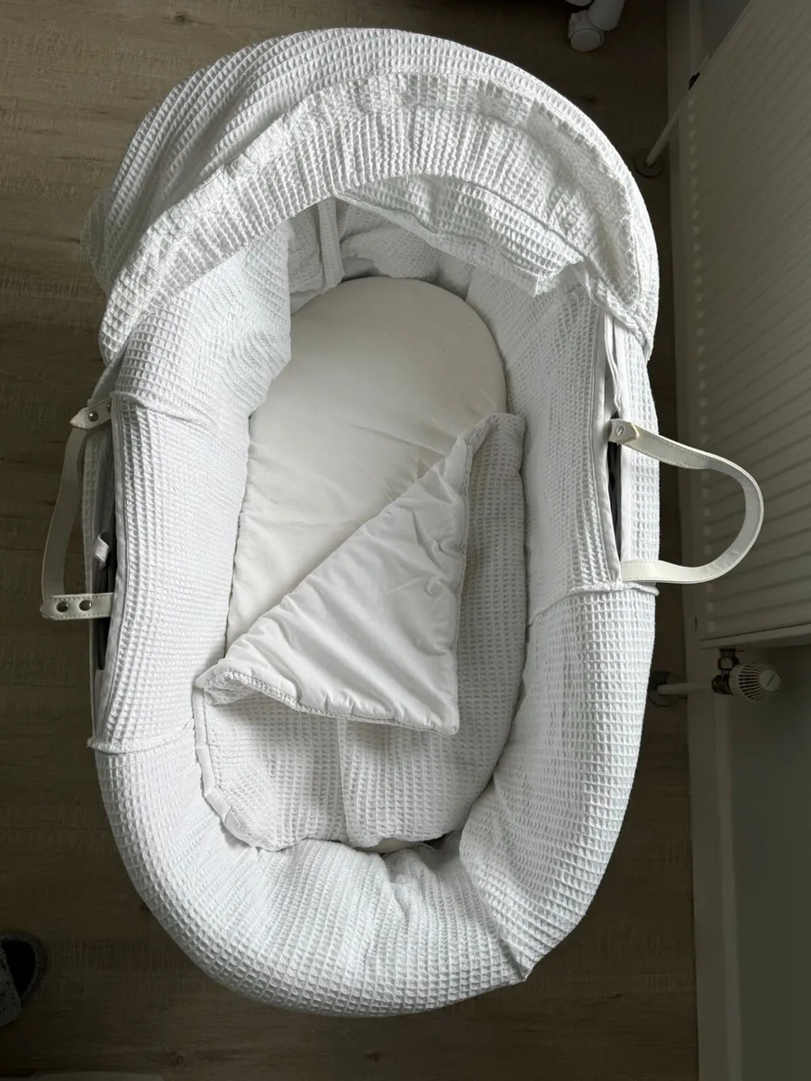 Moses Basket in excellent condition - Image 2