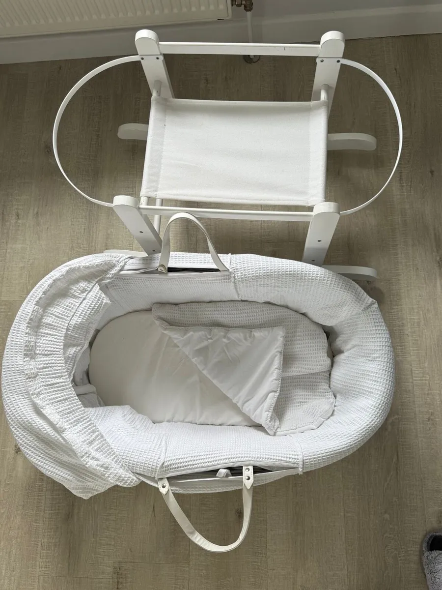 Moses Basket in excellent condition - Image 3