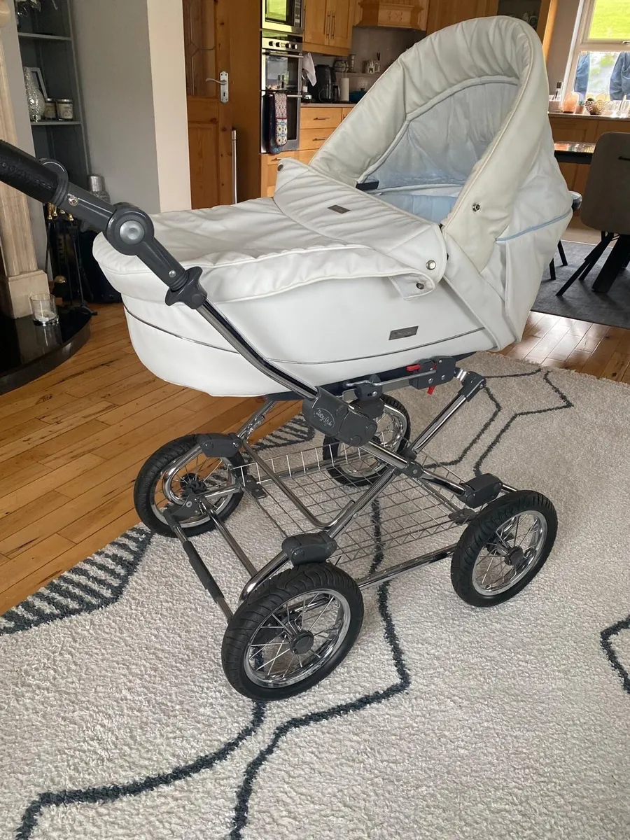 Prestige pram - Image 1