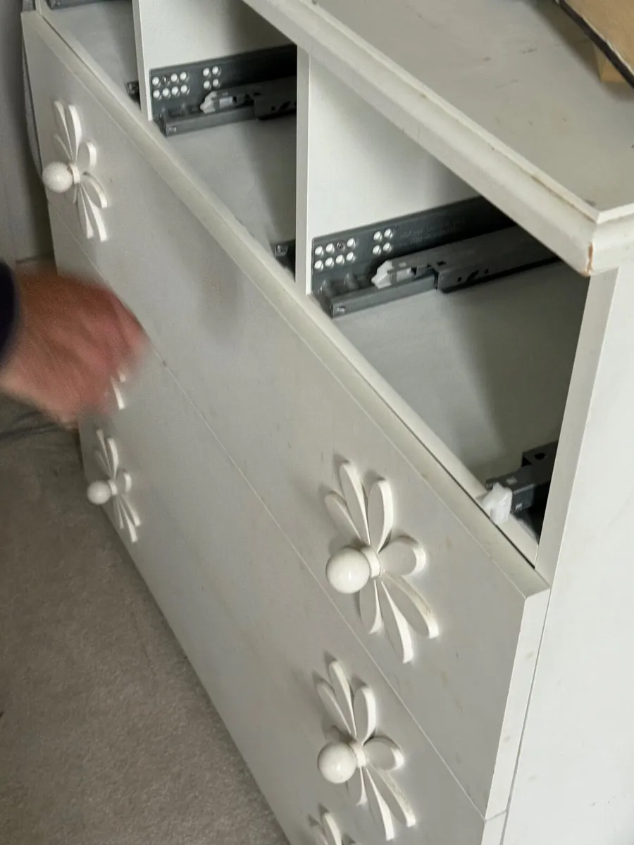 White chest if drawers - Image 1