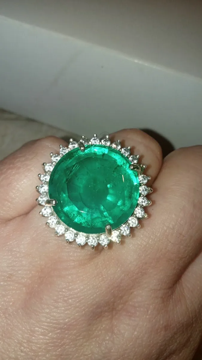 Huge Stunning Columbian Emerald Ring - Image 1