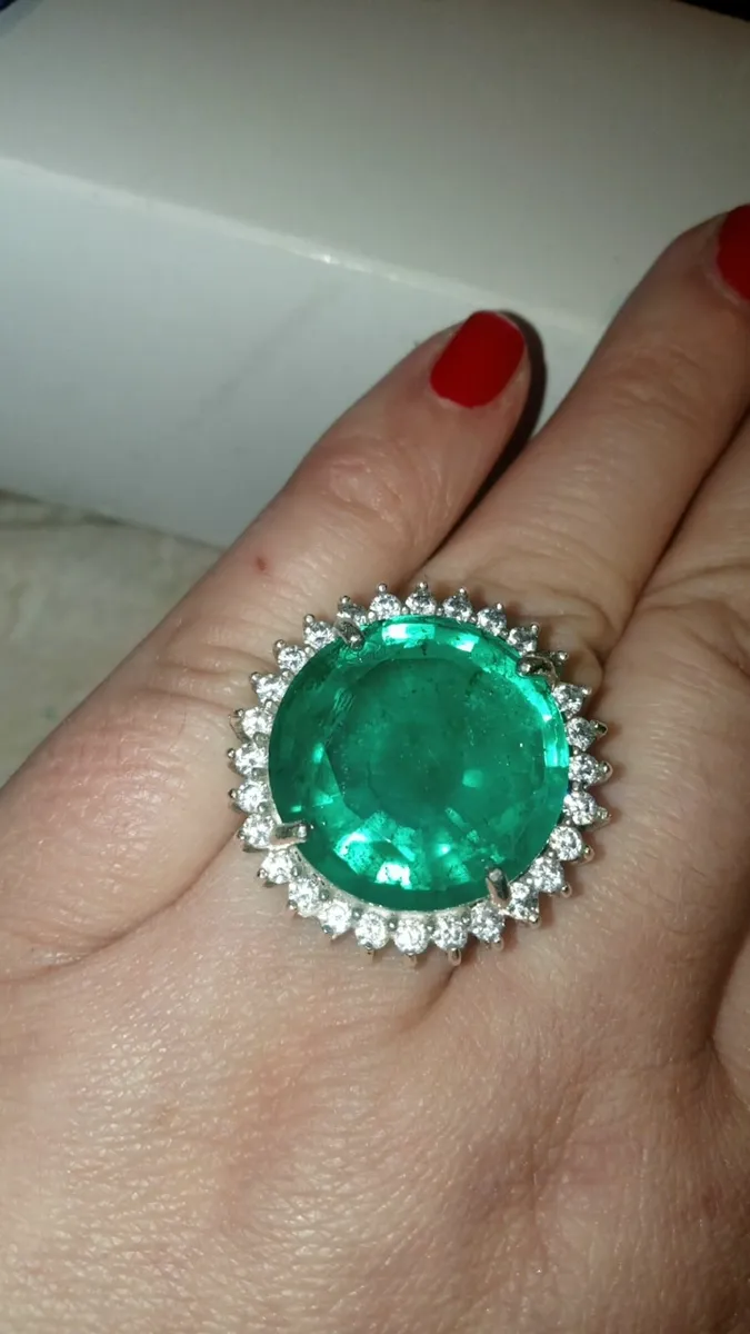 Huge Stunning Columbian Emerald Ring - Image 2