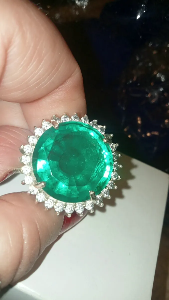 Huge Stunning Columbian Emerald Ring - Image 3