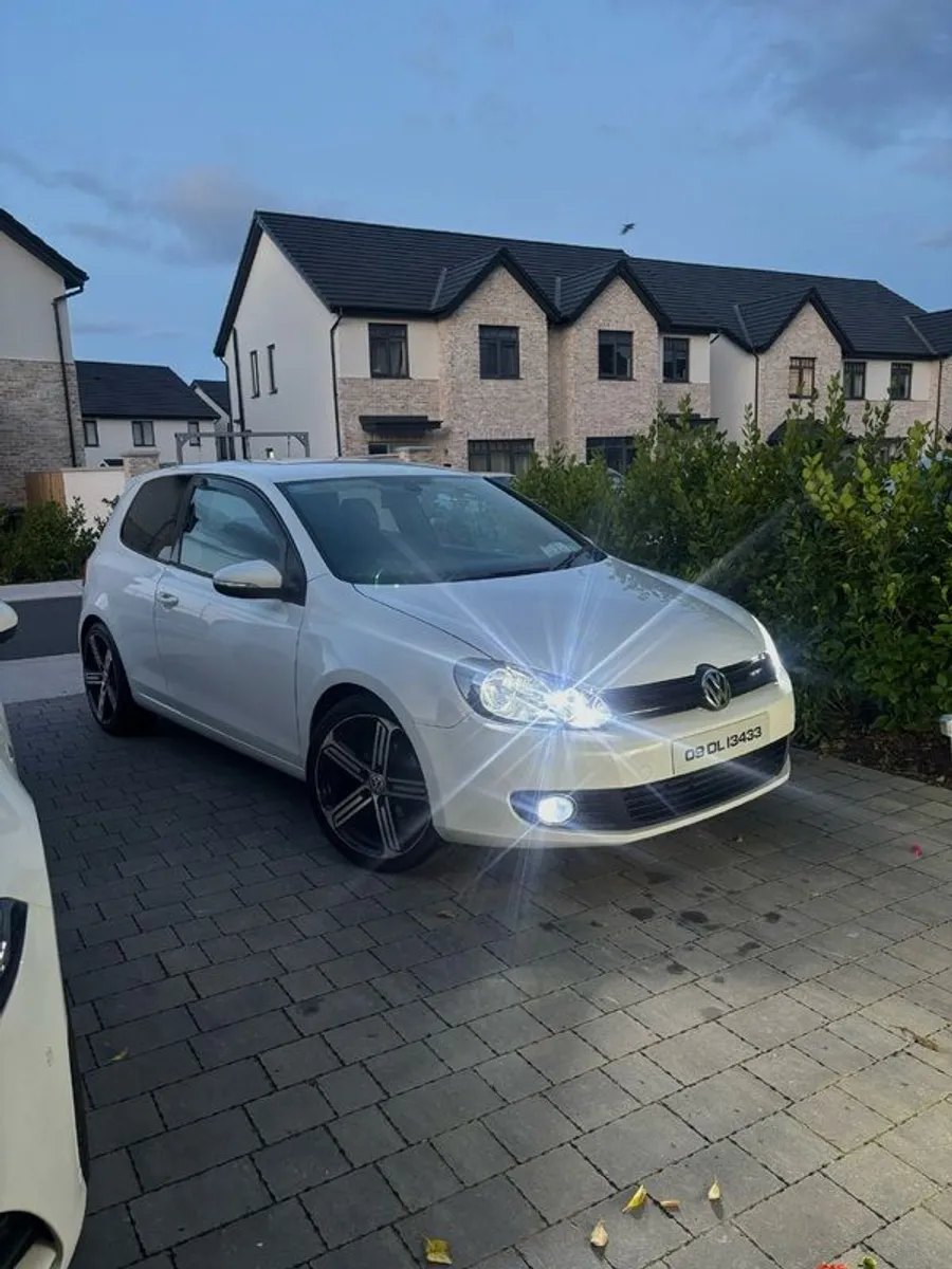 2009 Volkswagen Golf - Image 1