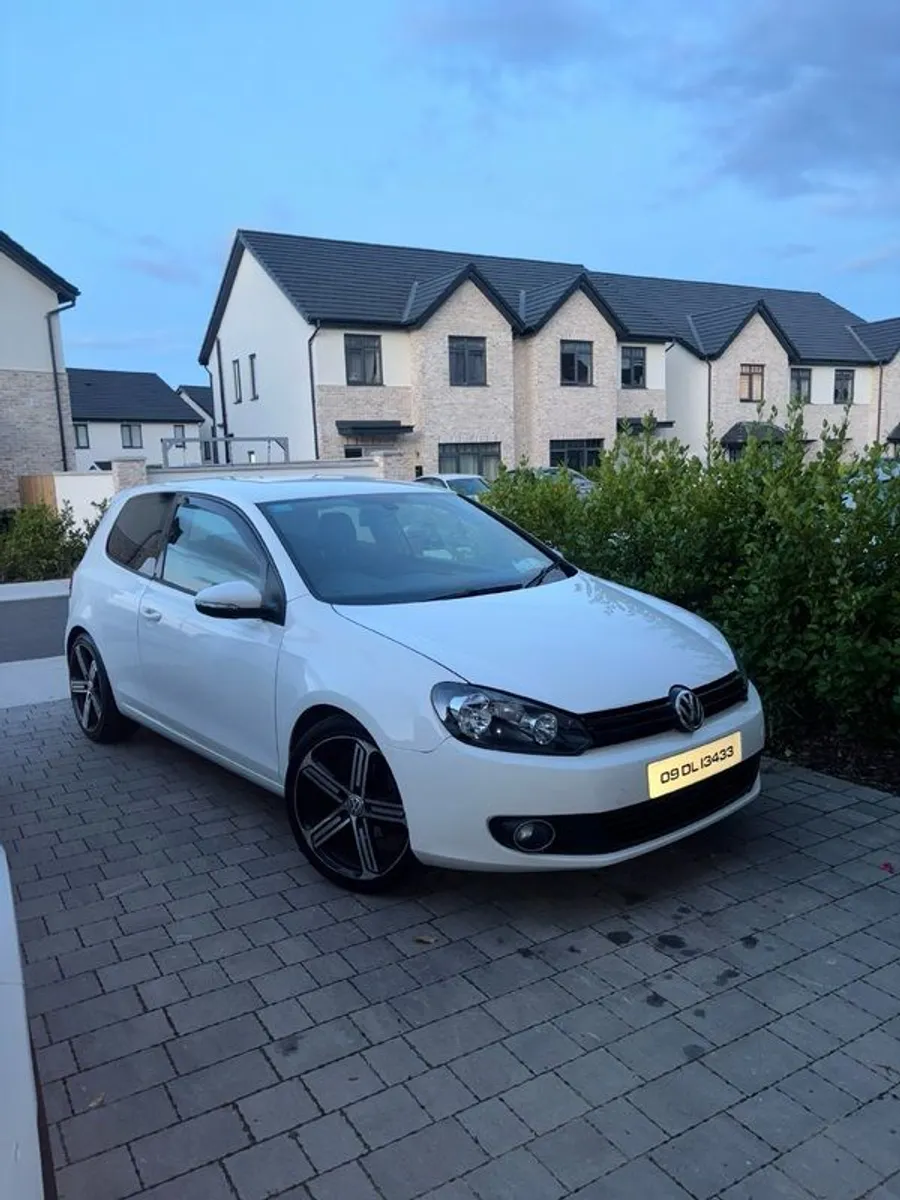 2009 Volkswagen Golf - Image 2