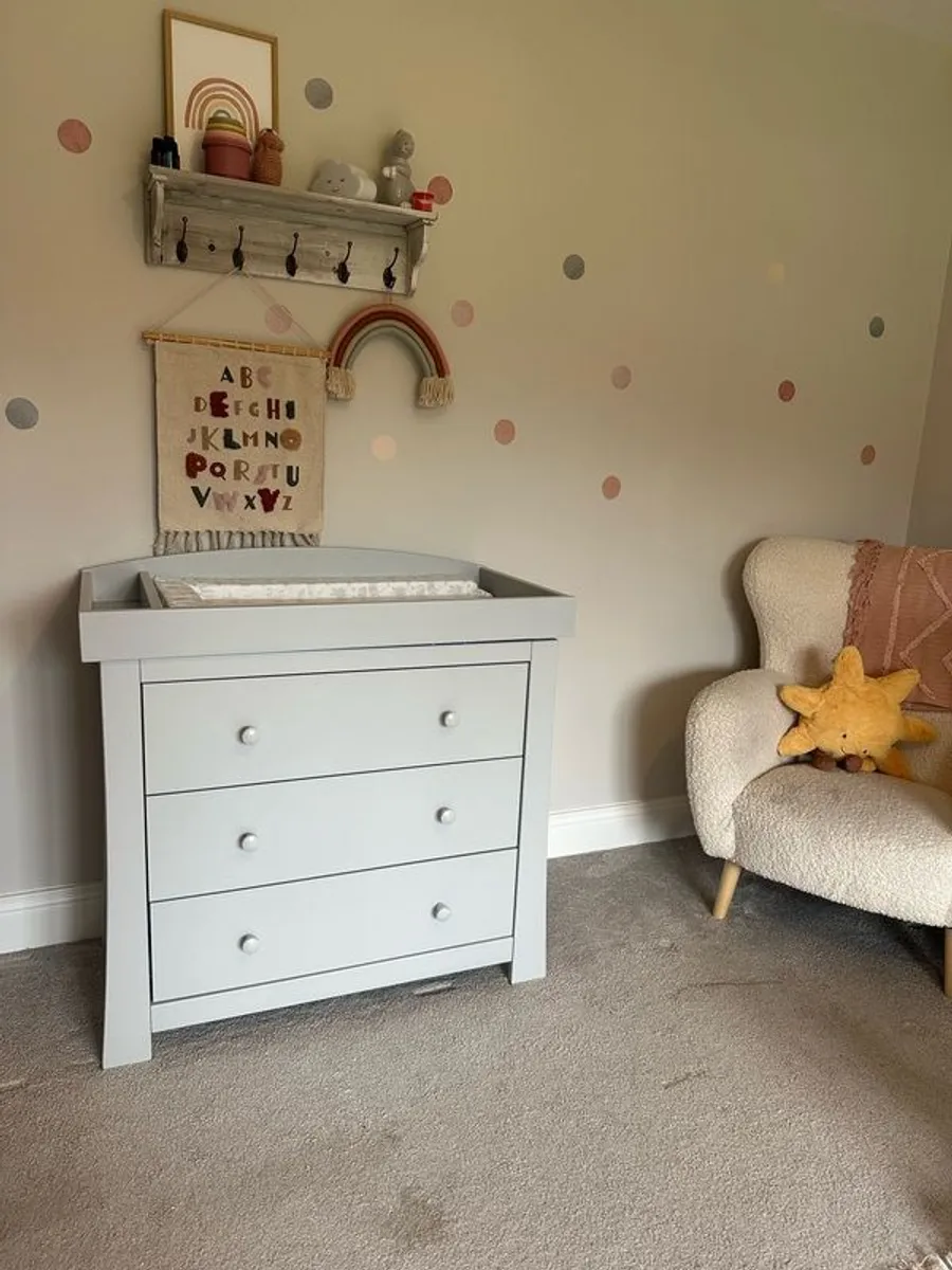 Mamas & Papas Mia Cot bed and dresser/changing table in Grey - Image 4