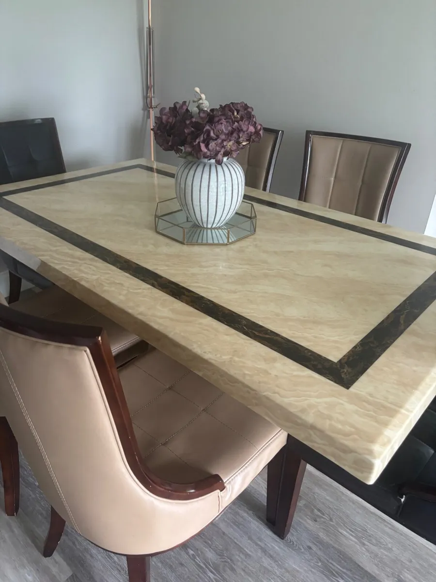 Table and chairs - Image 1