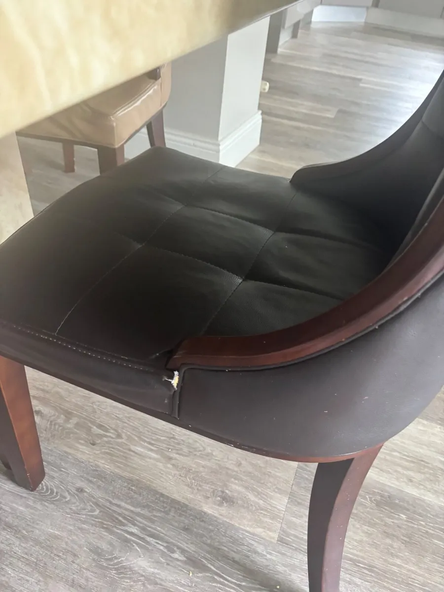 Table and chairs - Image 4