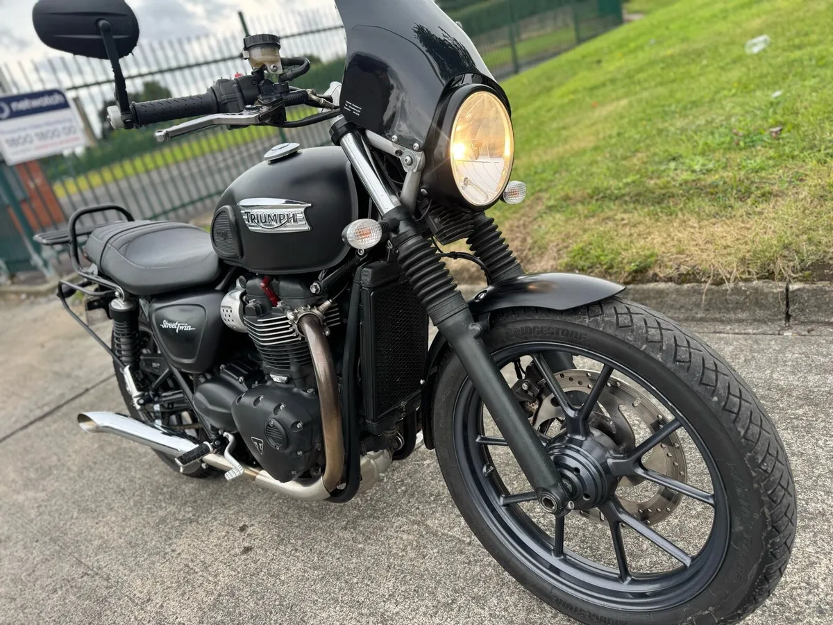 2016 Triumph Bonneville 900 Super Twin - Image 2