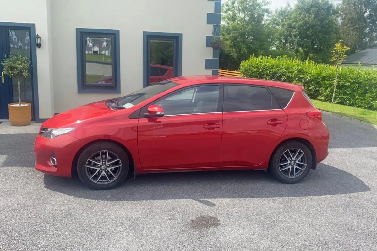Toyota Auris 2016 - Image 2