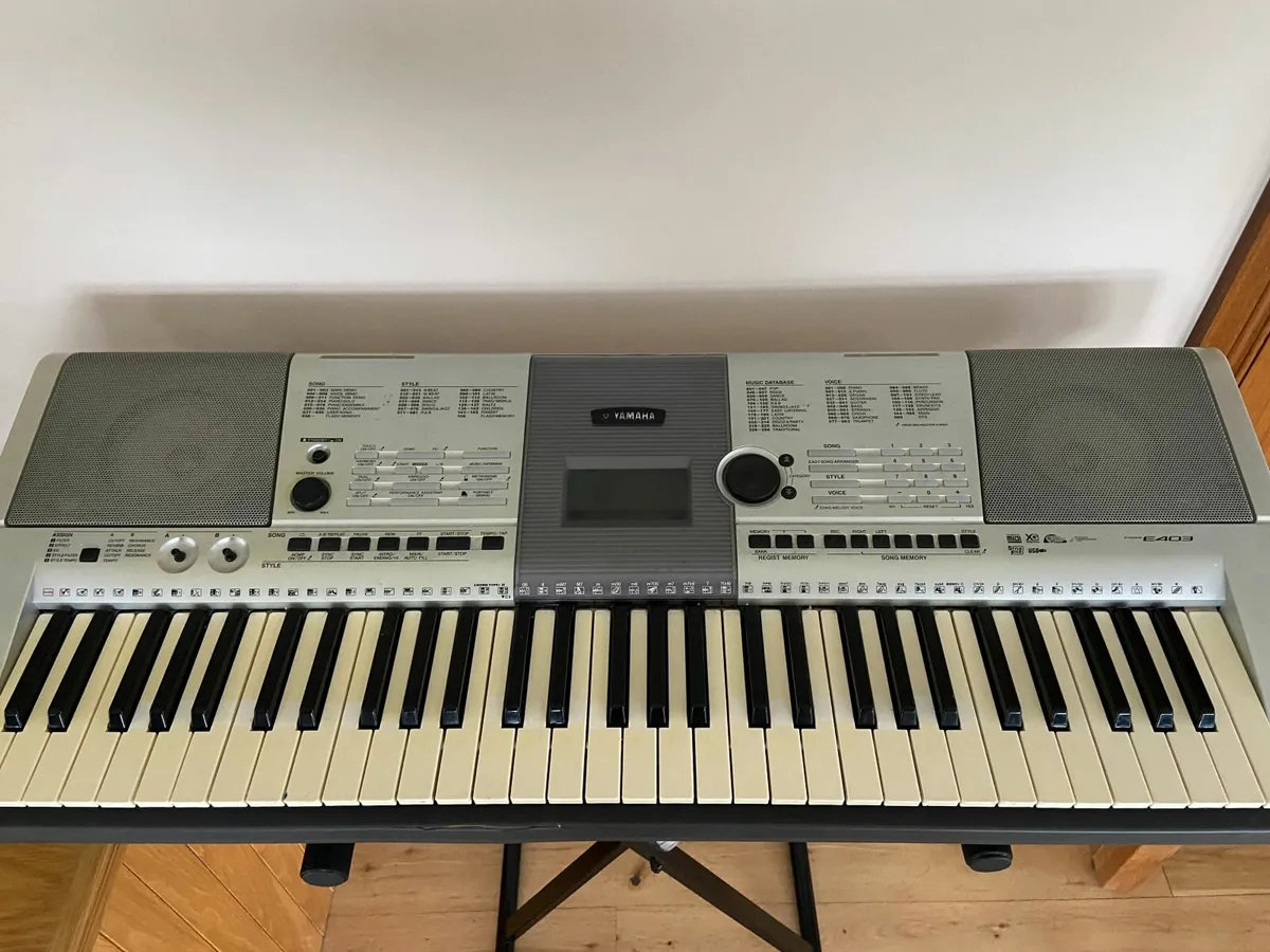 Portable Yamaha PRS E403 Keyboard - Image 2
