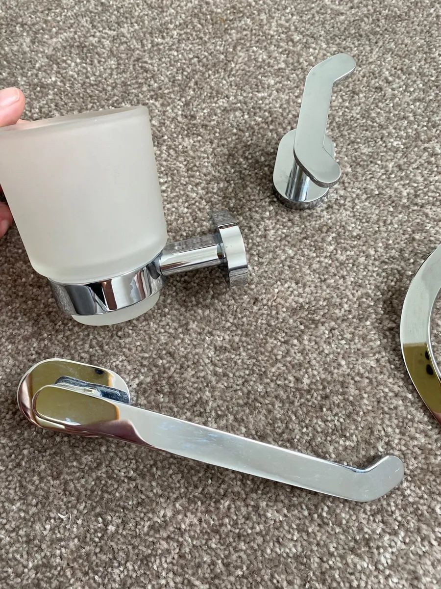 Bathroom accessories - Image 1