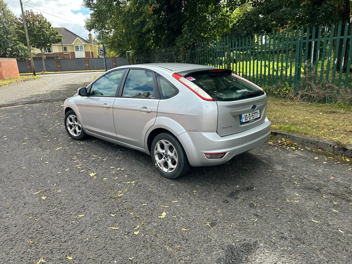 2010 Ford Focus - Image 2