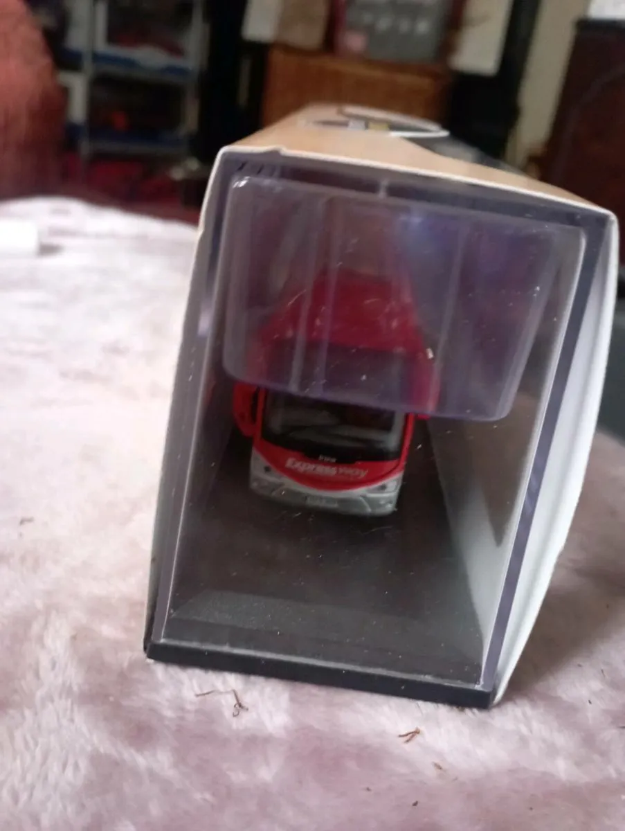 OXFORD DIE-CAST MODEL IRIZAR I6 BUS - Image 2