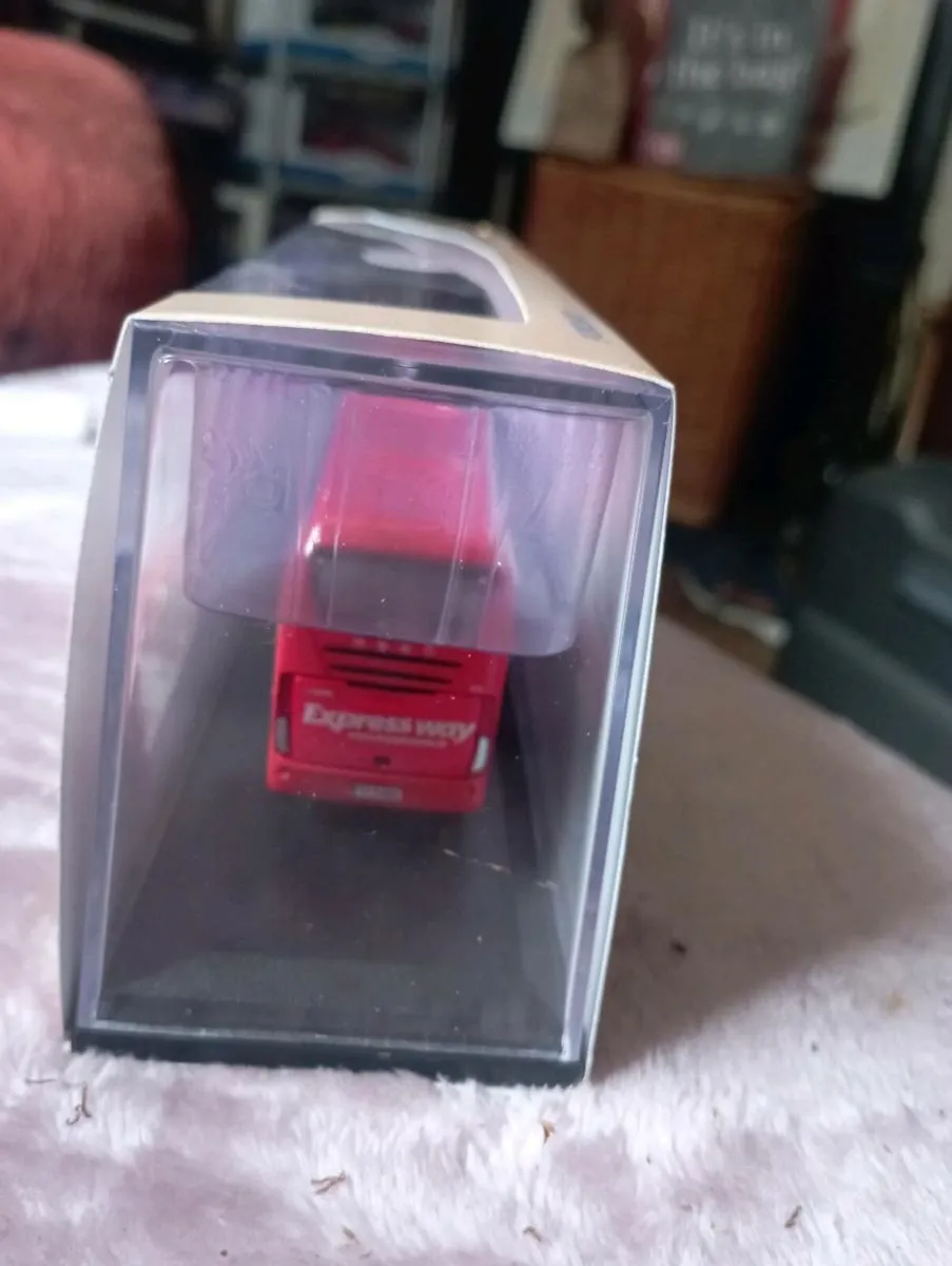 OXFORD DIE-CAST MODEL IRIZAR I6 BUS - Image 3