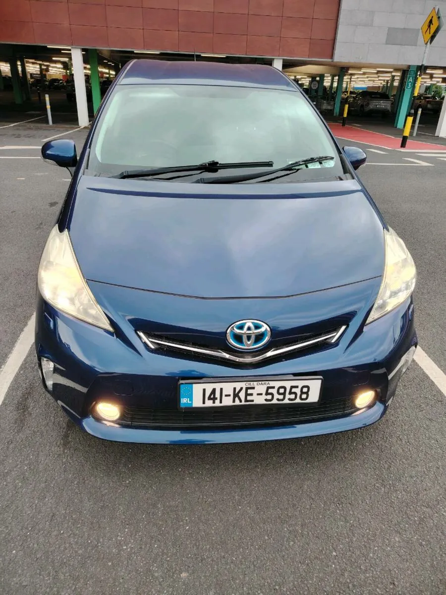 Prius Alpha 2014 - Image 1