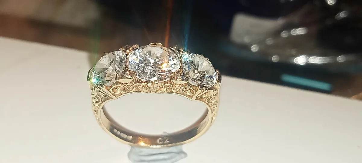 Stunning Vintage Trilogy Ring - Image 3