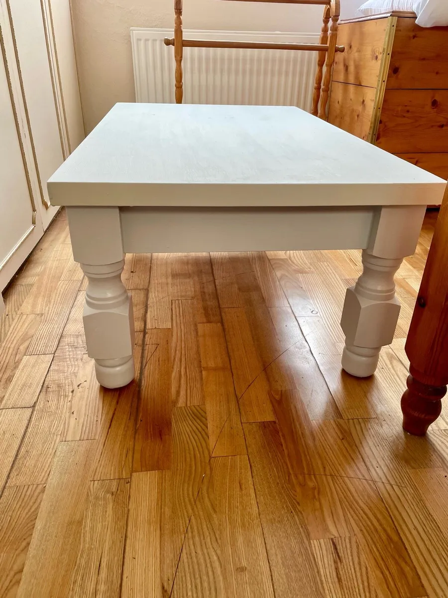 Stylish Coffee Table - Image 3