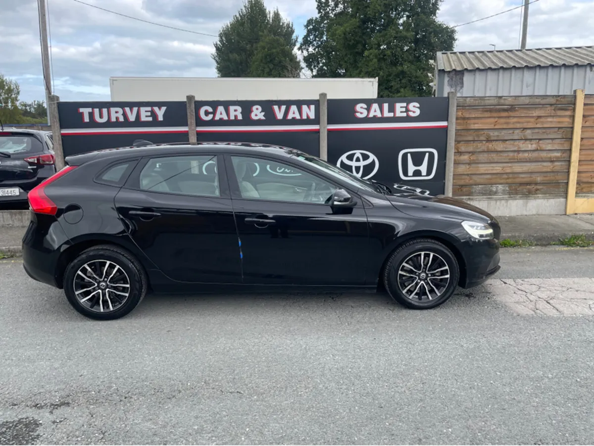 Volvo V40 D2 MOMENTUM ED GT 5DR AUTOMATIC - Image 3