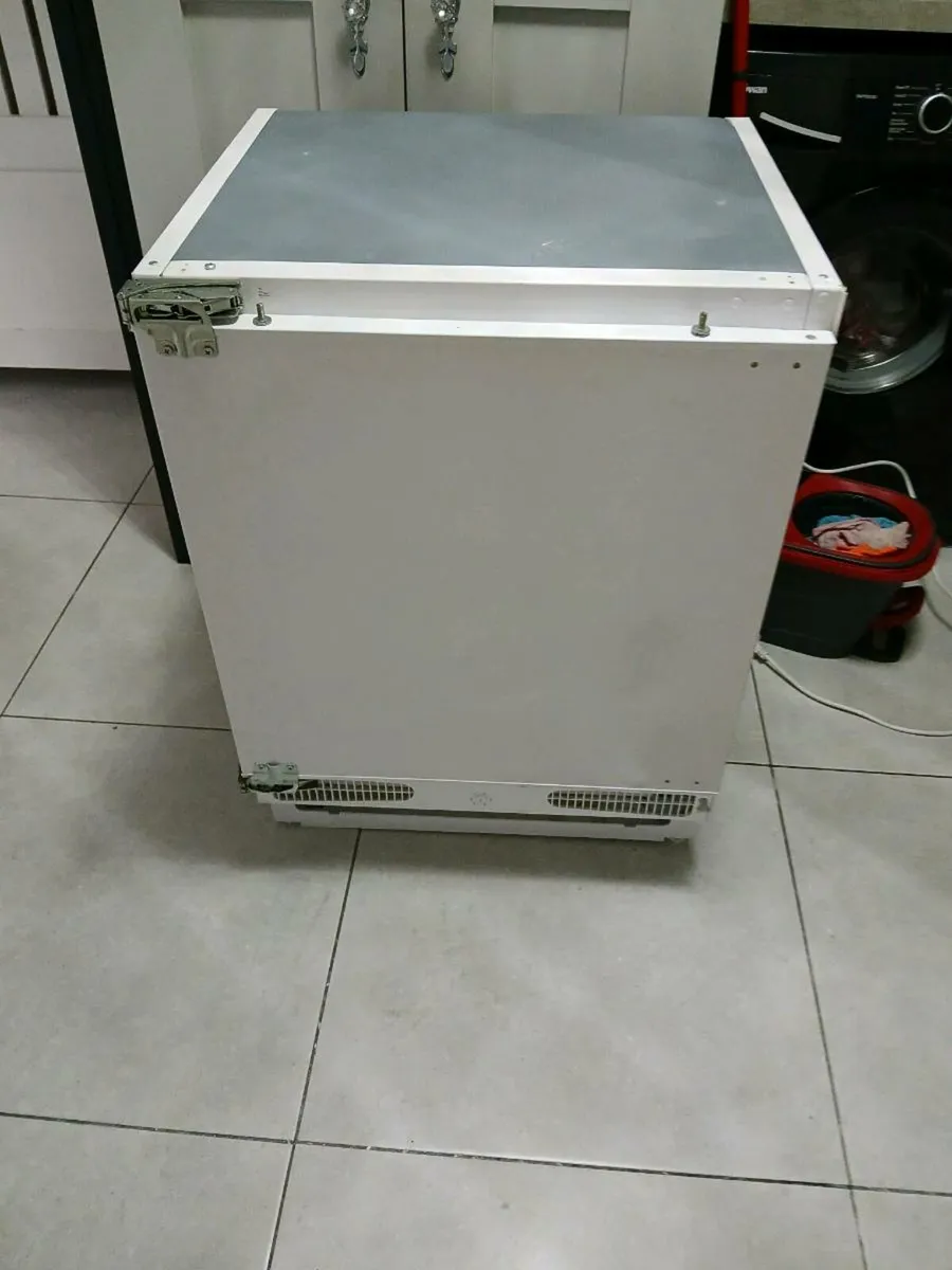 Integrated fridge - Image 1