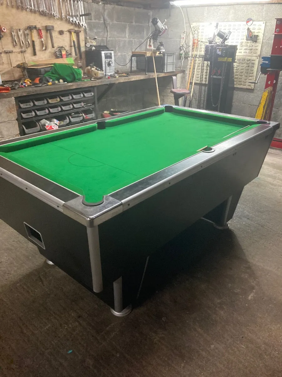 Pool table - Image 1