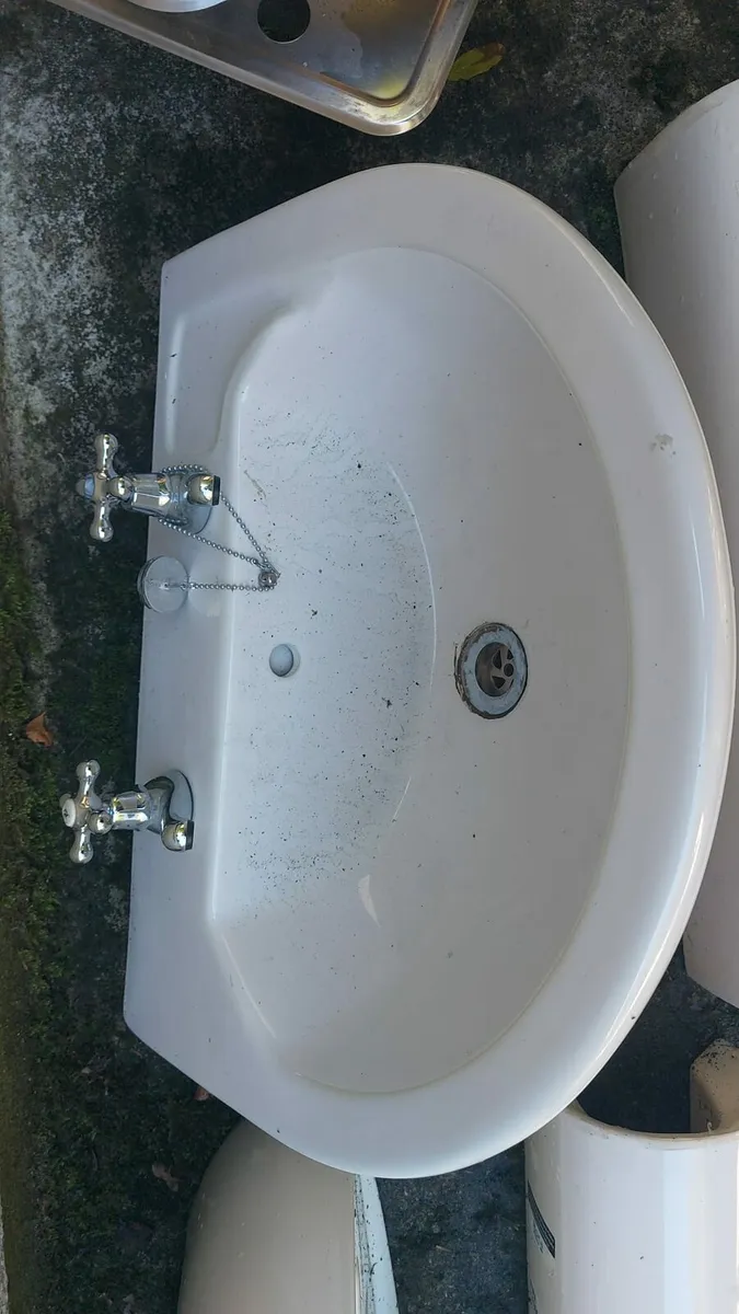 Bathroom sinks - Image 3