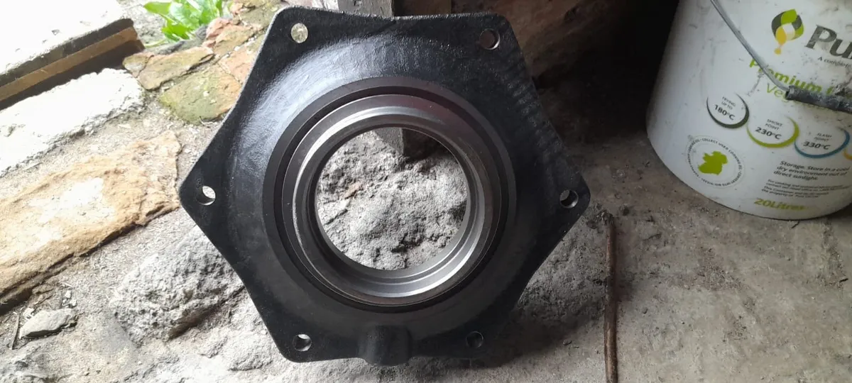 Front hub for 390 tractor - Image 2