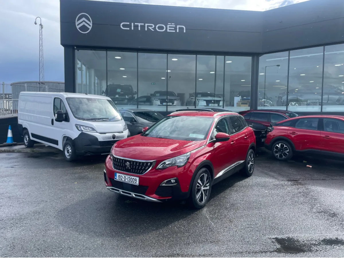 Peugeot 3008 ALLURE 1.2 130 // HIGH SPEC // LOW MI - Image 2
