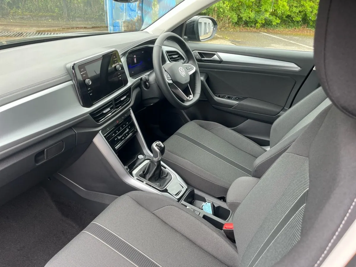 Volkswagen T-Roc Edition 75 2.0tdi 116HP Manual - Image 3