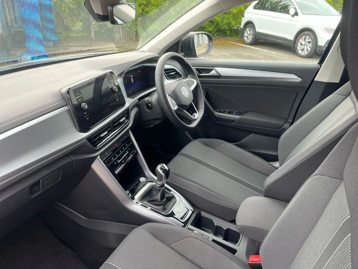 Volkswagen T-Roc Edition 75 2.0tdi 116HP Manual - Image 3