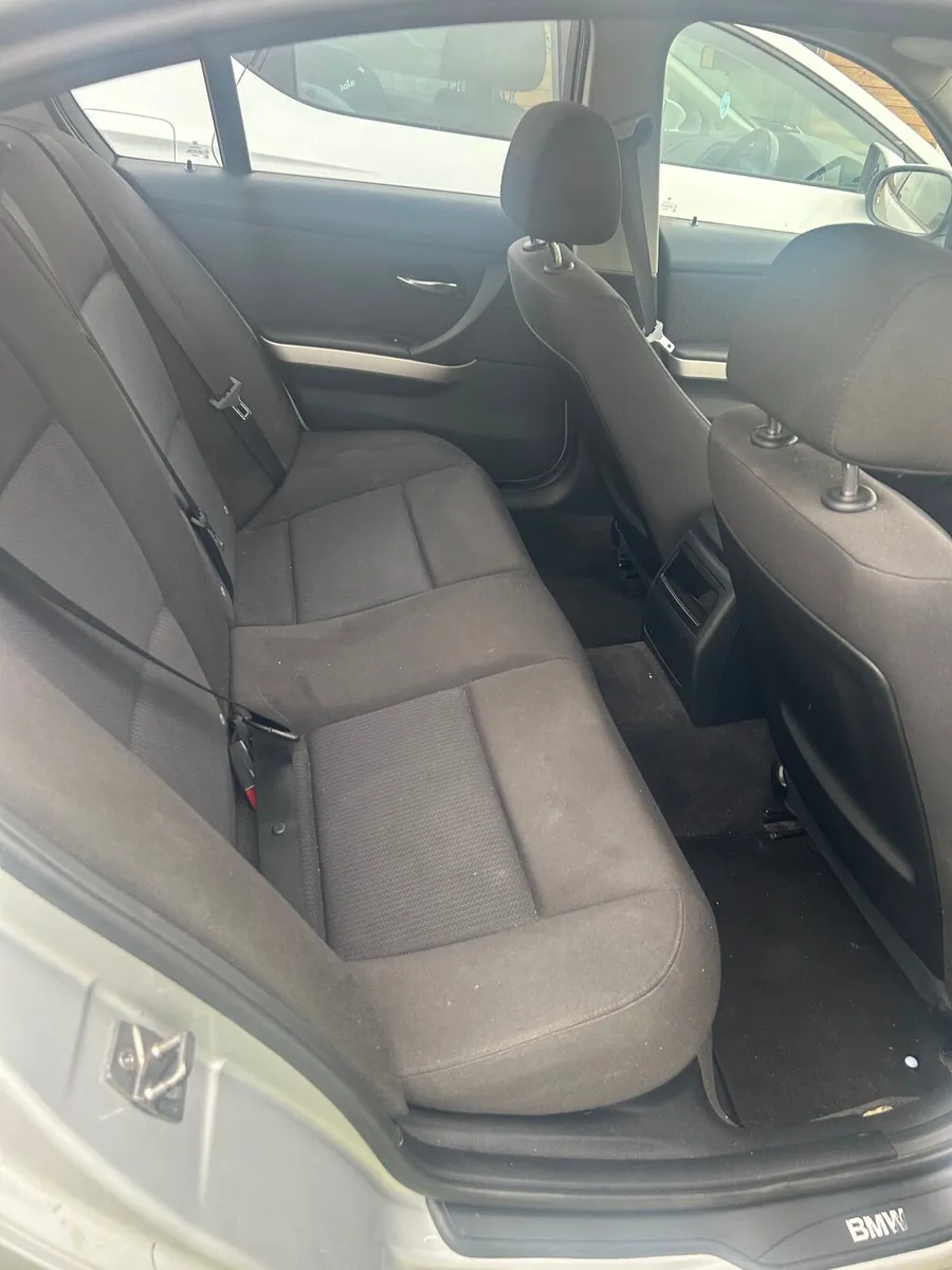 BMW 3-Series 2011 - Image 2