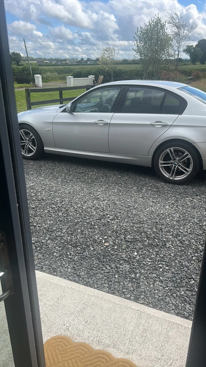 BMW 3-Series 2011 - Image 4