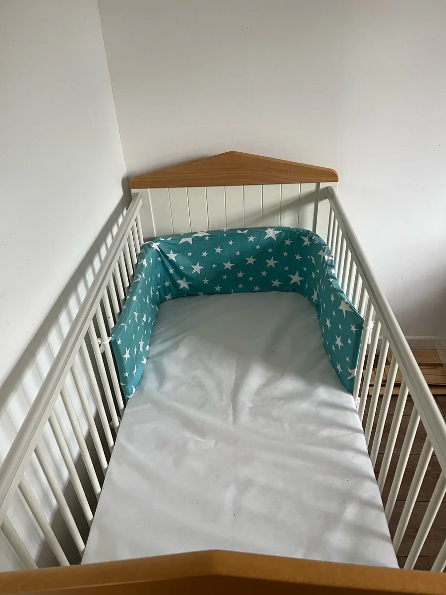 Cot inc bumper and mattress - Image 3