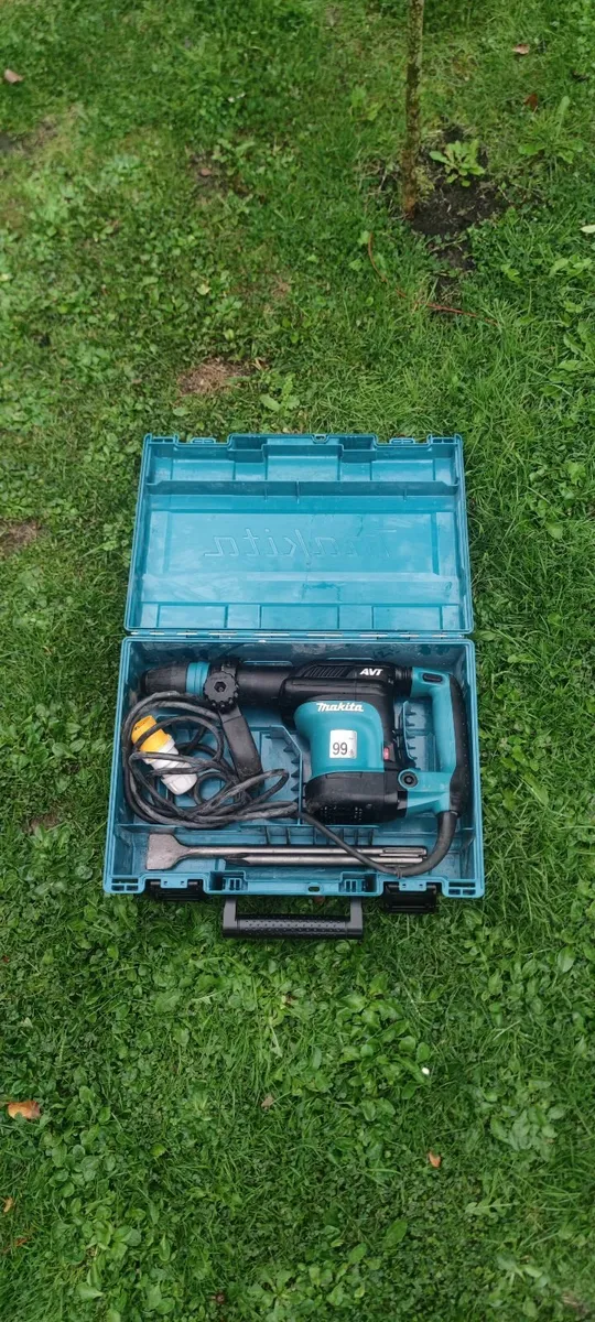 Makita HM0871C 110V Kango Demolition Hammer - Image 1