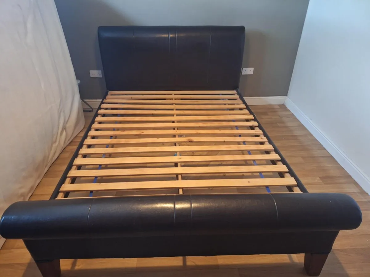 King sleigh bed - Image 1