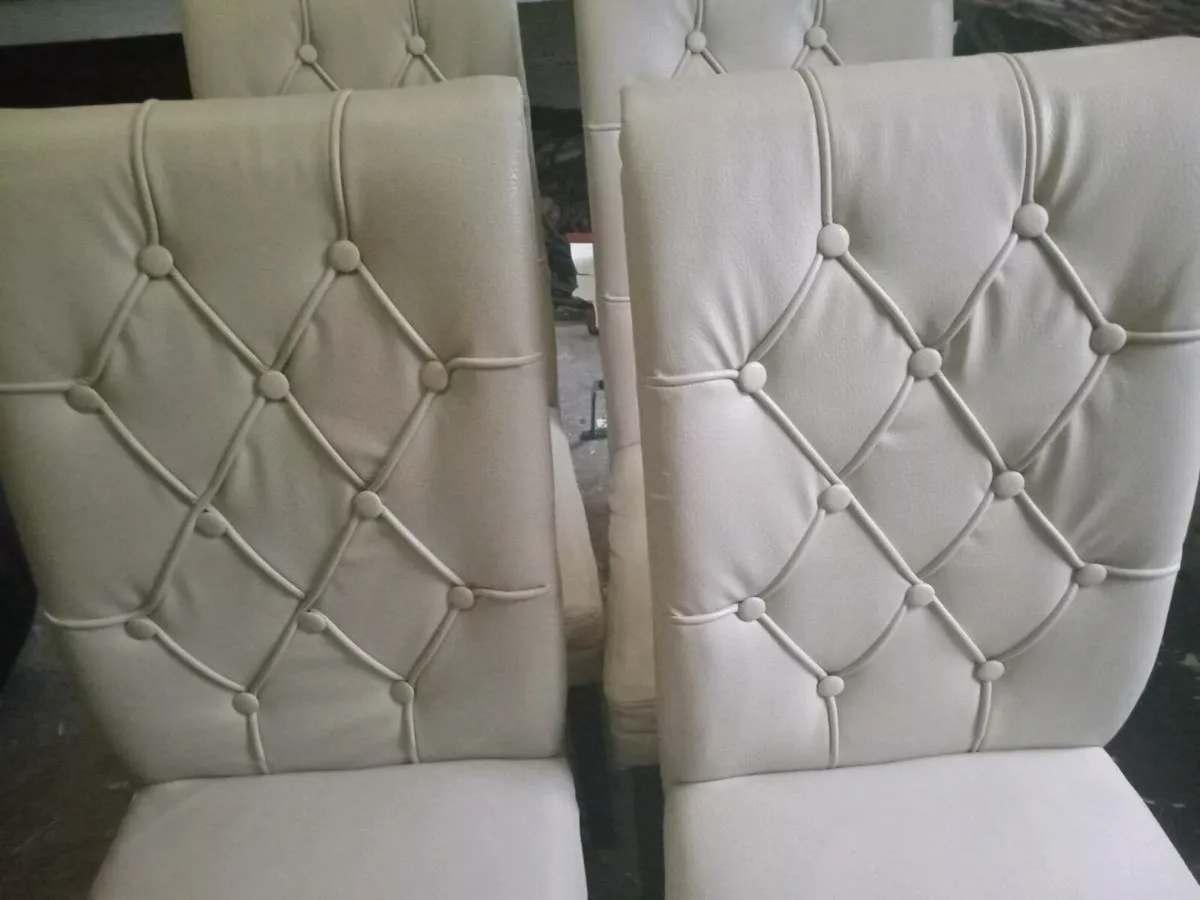 Kitchen table and chairs - Image 1